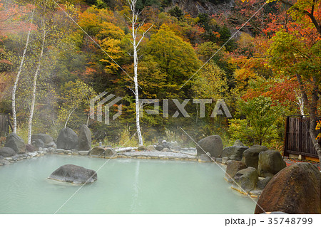 紅葉の露天風呂 35748799