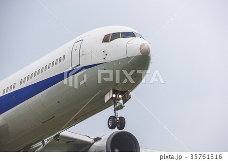 飛び立つ旅客機のコクピット 飛び立つ旅客機のコクピット 35761316