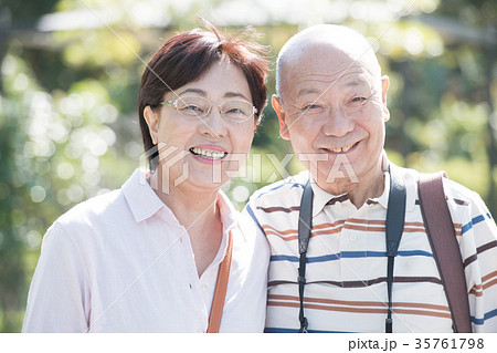 笑顔のシニア夫婦 旅行イメージの写真素材