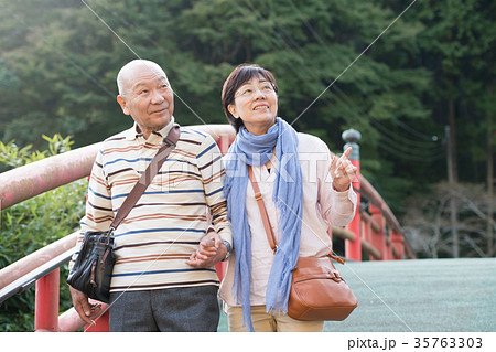 旅行 笑顔のシニア夫婦 観光地の写真素材