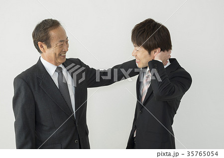 部下を褒める上司 35765054