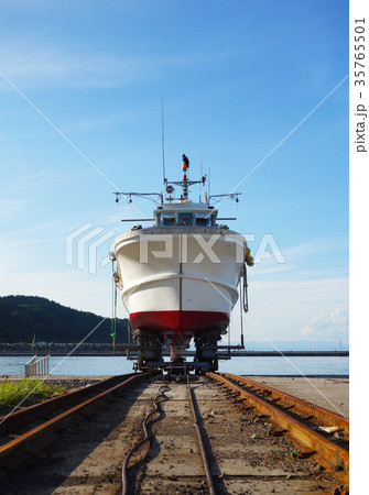 陸揚げされた漁船 35765501