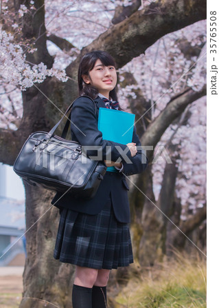 中学生と桜　 35765508
