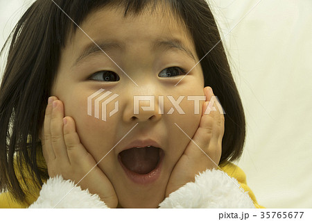 驚く子供　表情 35765677