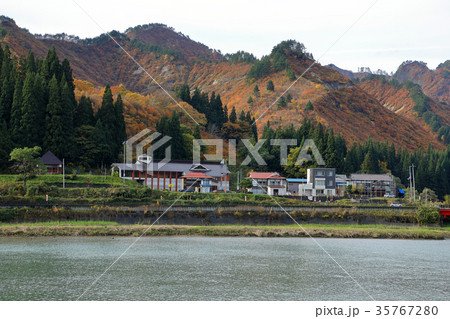 晩秋の滝湖　只見町 35767280