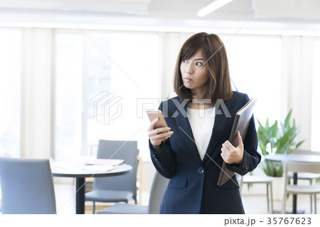 働く若い女性　　スマホをする若い女性　　　 35767623