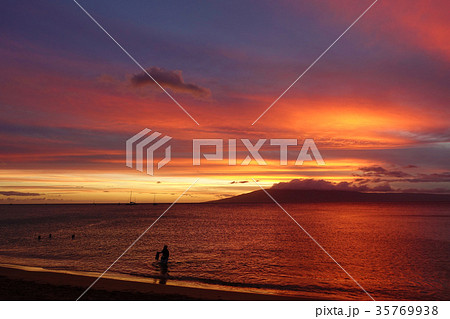 ハワイ・マウイ島の夕焼け 35769938
