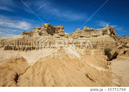 Walls of China in Mungo National Park, Australia Walls of China in Mungo National Park, Australia 35771799
