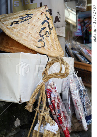 こんぴらさんの傘と草履 35772767