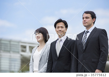 グローバルビジネスイメージ_青空 グローバルビジネスイメージ_青空 35775612