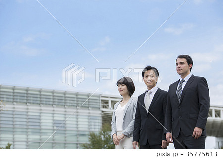 グローバルビジネスイメージ_青空 35775613