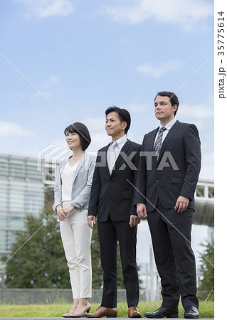 グローバルビジネスイメージ_青空 35775614