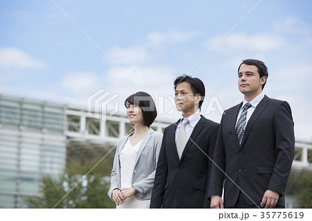 グローバルビジネスイメージ_青空 グローバルビジネスイメージ_青空 35775619