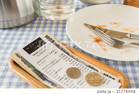 会計　レストラン　お勘定　支払い　飲食店　家計　外食　レシート　食事 35776048