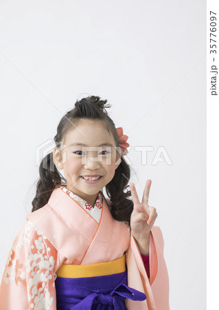 七五三　お正月　着物イメージ 35776097