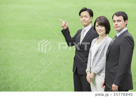 グローバルビジネスイメージ_屋外芝 グローバルビジネスイメージ_屋外芝 35776840