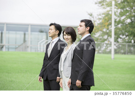 グローバルビジネスイメージ_屋外芝 35776850