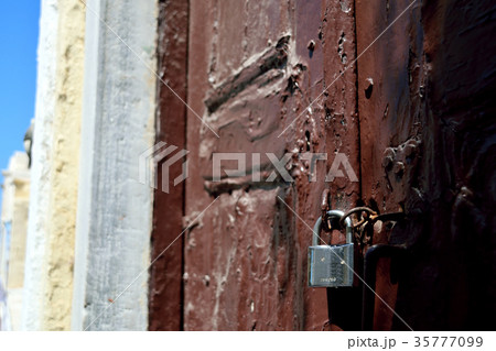 サントリーニ島の古い家の扉 35777099