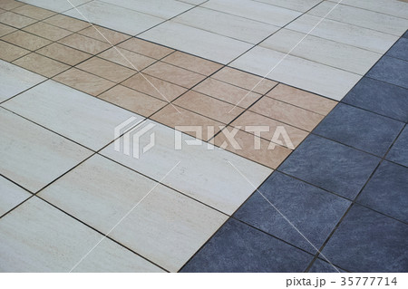 雨に濡れた石敷きの歩道　3色 35777714