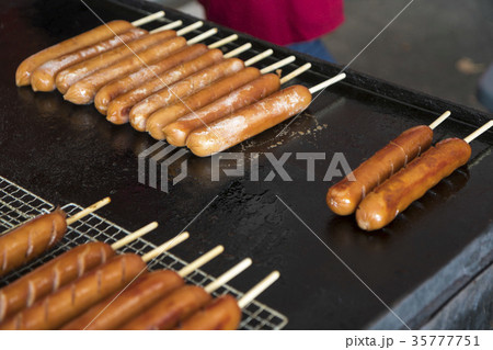 お祭りの出店でフランクフルトが焼ける様子 35777751