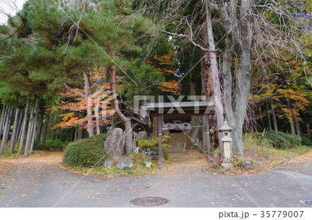 信州　東筑摩郡麻績村の文化財　福満寺　参道入り口　８４９年創建の古刹 35779007