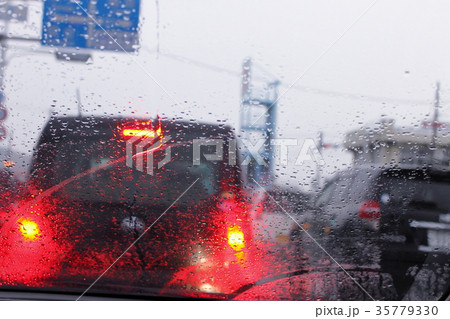 雨の日のドライブ 35779330