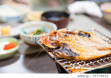 旅館の朝ごはん 魚料理 焼き魚 旅館の朝ごはん 魚料理 焼き魚 35779455