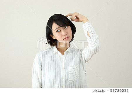 思い出す女性 35780035