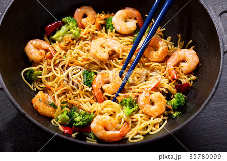 Stir fried noodles with shrimps and vegetables  35780099