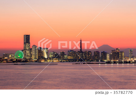 横浜市鶴見区大黒町から富士山とみなとみらい夕景 横浜市鶴見区大黒町から富士山とみなとみらい夕景 35782770