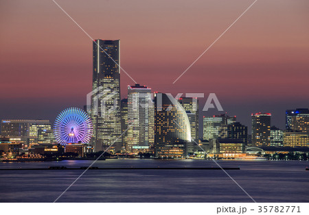 横浜市鶴見区大黒町から富士山とみなとみらい夕景 35782771