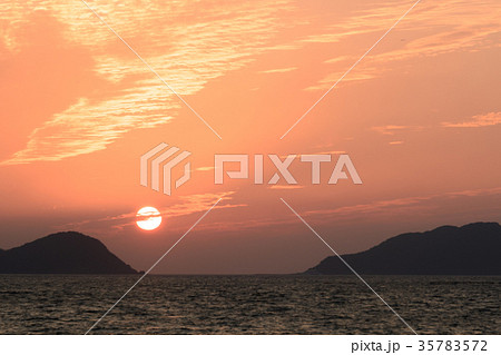 さつき松原から見る夕陽【福岡県宗像市】 35783572