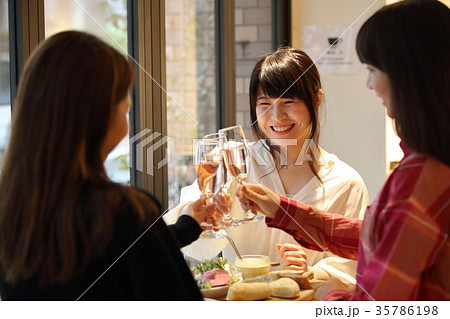 女子会　乾杯 35786198