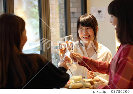 女子会 乾杯 女子会 乾杯 35786200