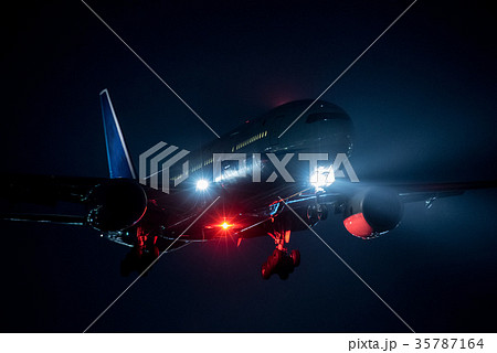 夜の到着便　ボーイング777　着陸 35787164