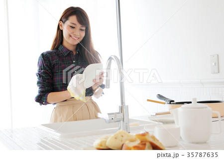 家事をする女性 35787635