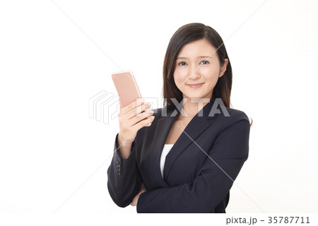 スマートフォンを持つ女性 35787711