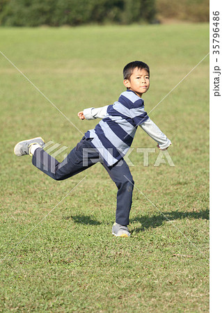 キャッチボールをする小学生(2年生) キャッチボールをする小学生(2年生) 35796486