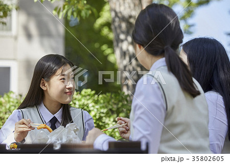 10代 感情 後姿 35802605