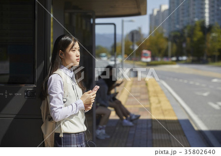 高校生 制服 バス停 35802640