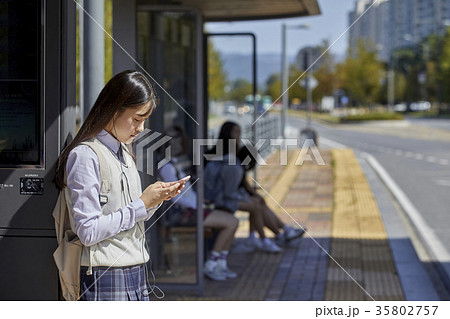 10代 距離 待つ 35802757