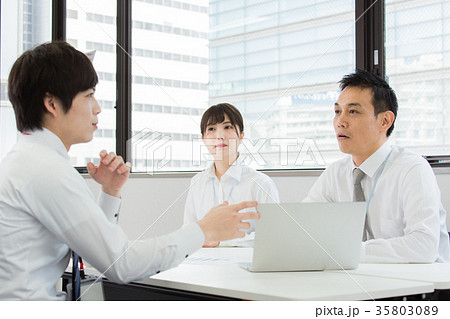 ビジネスシーン　打合せ 35803089