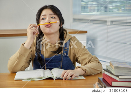 10代 にぎる 上半身 35803103