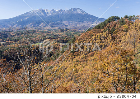 秋晴れの九蔵峠と御嶽山 35804704