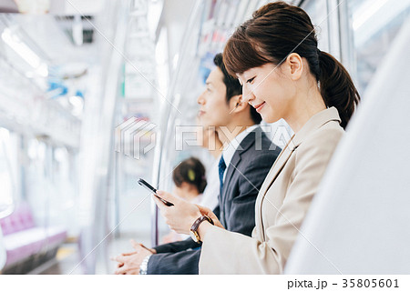 ビジネス　女性　電車　撮影協力・京王電鉄株式会社 35805601