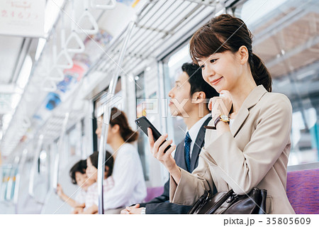 ビジネス　女性　電車　撮影協力・京王電鉄株式会社 35805609