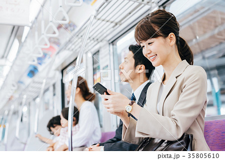 ビジネス　女性　電車　撮影協力・京王電鉄株式会社 35805610