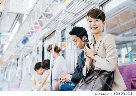 ビジネス　女性　電車　撮影協力・京王電鉄株式会社 35805611