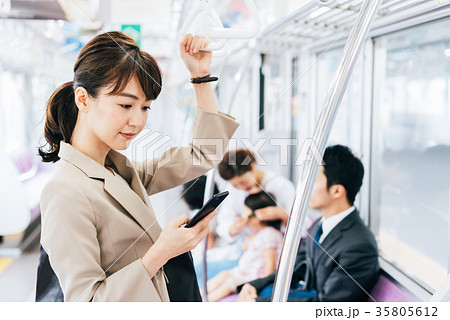 ビジネス　女性　電車　撮影協力・京王電鉄株式会社 35805612
