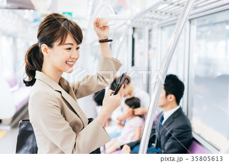 ビジネス　女性　電車　撮影協力・京王電鉄株式会社 35805613